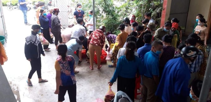 Người dân chung tay 'giải cứu' toàn bộ thực phẩm tươi sống của 150 mâm cỗ cưới giúp gia đình anh Trung.