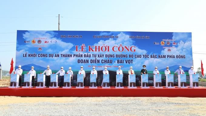 Các đại biểu ấn nút khởi công dự án đường cao tốc Bắc - Nam đoạn Diễn Châu - Bãi Vọt hơn 11.000 tỷ đồng. Ảnh: TH.