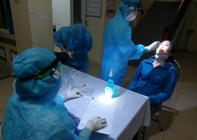 UBND tỉnh Hà Tĩnh chỉ đạo ngành Y tế lấy mẫu xét nghiệm sàng lọc SARS-CoV-2 ngẫu nhiên (khoảng 30%) đối với các trường hợp đi/đến/về từ Hà Nội và các địa phương có dịch trong vòng 14 ngày (trừ các trường hợp bắt buộc). Ảnh: Gia Hưng.