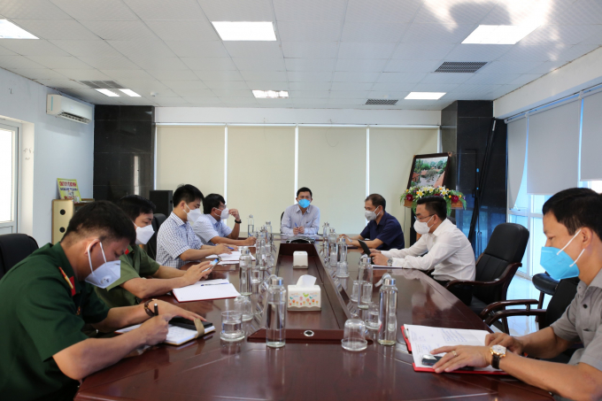 Phó Chủ tịch UBND tỉnh Hà Tĩnh Lê Ngọc Châu chỉ đạo ngành Y tế huy động toàn bộ lực lượng tập trung thực hiện xét nghiệm cho công dân có liên quan. 