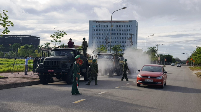 Sáng sớm lực lượng quân đội bắt đầu phun khử khuẩn tại các tuyến đường lớn trong khu vực phường Nguyễn Du, TP Hà Tĩnh. 