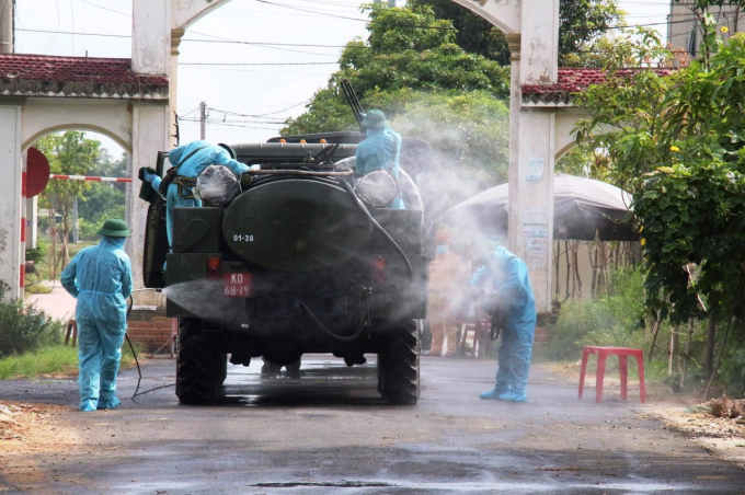 Công tác phun khử khuẩn được giám sát chặt chẽ để vừa đảm bảo tính hiệu quả vừa bảo vệ an toàn cho lực lượng làm nhiệm vụ. 