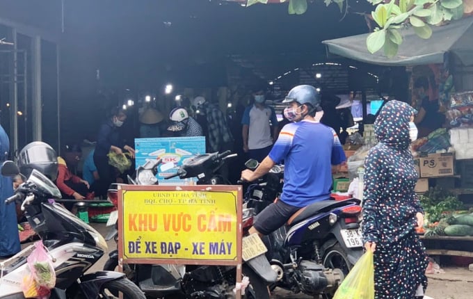 Người dân đổ xô ra chợ tỉnh Hà Tĩnh mua thực phẩm dự trữ. 