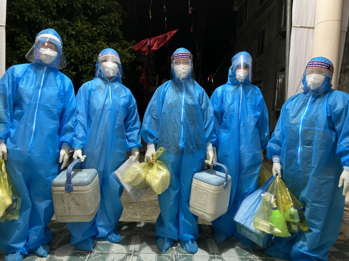 Ngành Y tế chạy đua thời gian lấy mẫu xét nghiệm cho người dân Lộc Hà trong đêm 11/6.