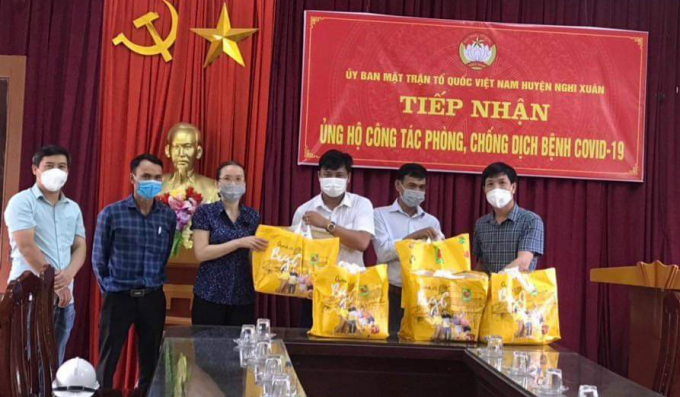 Trao tặng hơn 500 phần quà với tổng trị giá 200 triệu đồng cho Ủy Ban MTTQ huyện Nghi Xuân. Ảnh: Gia Hưng.