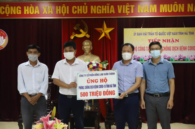 Công ty cổ phần Hồng Lam Xuân Thành (Tập đoàn Vabis) ủng hộ quỹ phòng chống dịch Covid-19 tỉnh Hà Tĩnh 500 triệu đồng tiền mặt. Ảnh: Gia Hưng.