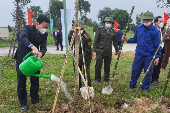 Ông Nguyễn Trọng Hiếu (bên trái), Chủ tịch UBND TP cho biết, kế hoạch trồng 100 ngàn cây xanh đô thị nhằm hưởng ứng Chương trình trồng 1 tỷ cây xanh của Chính phủ. Ảnh: Thanh Nga.