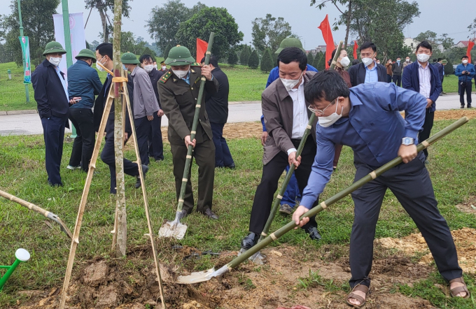 Bí thư Thành ủy TP Hà Tĩnh Dương Tất Thắng (bên phải) tham gia lễ phát động trồng cây tại công viên trung tâm TP. Ảnh: Thanh Nga.
