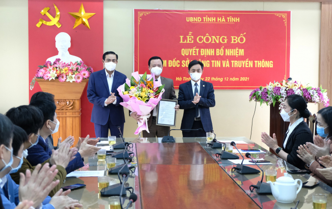 Phó Bí thư Thường trực Tỉnh ủy Trần Thế Dũng và Chủ tịch UBND tỉnh Võ Trọng Hải trao quyết định bổ nhiệm cho ông Đậu Tùng Lâm.