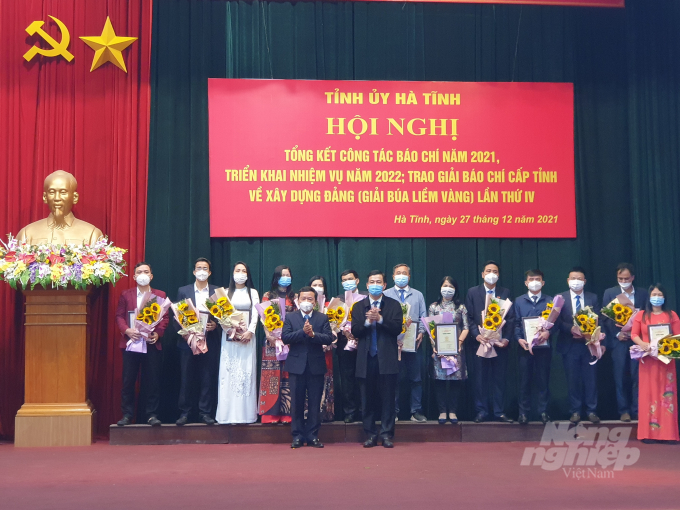 Có 27 tác giả đoạt giải báo chí tỉnh Hà Tĩnh về xây dựng Đảng lần thứ IV. Ảnh: Thanh Nga.