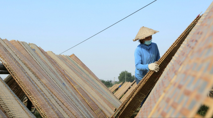 Nghề làm bánh đa nem là nghề truyền thống của người dân Thạch Hưng, TP Hà Tĩnh. Trước đây, khi công nghệ chưa phát triển, lượng hàng sản xuất ra chủ yếu tiêu thụ nội thành phố