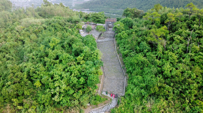 'Cổng trời' Hoành Sơn Quan được đặt trên đỉnh Đèo Ngang, nằm giáp ranh giữa hai tỉnh Hà Tĩnh và Quảng Bình. Di tích lịch sử này được xây dựng vào năm 1833, thời vua Minh Mạng để kiểm soát phương tiện, con người qua đèo.