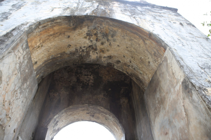 Mái vòm Hoành Sơn Quan mang đậm dấu ấn kiến trúc cổ xưa.