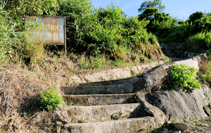 Để lên đến đỉnh Hoành Sơn Quan, du khách phải vượt cả ngàn bậc đá uốn lượn.