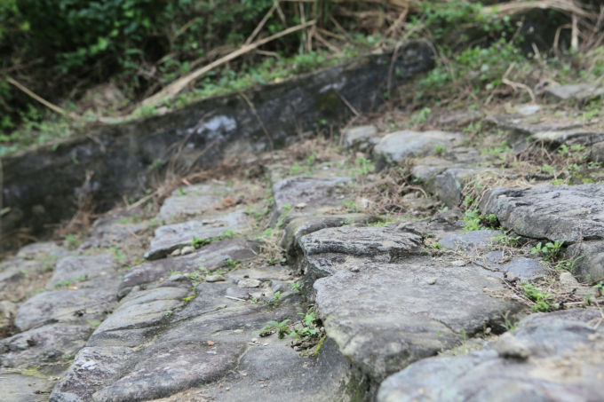 Phần bậc thang được lát bằng đá, mỗi bậc dài khoảng 6m; rộng 0,4m.