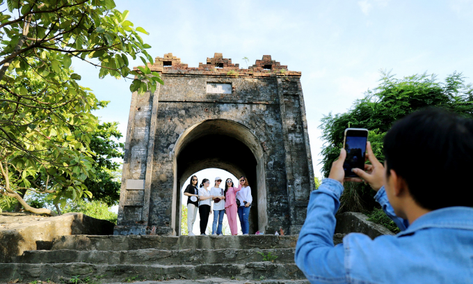 Hoành Sơn Quan là một kỳ quan đẹp, mang dấu ấn lịch sử, thường xuyên có du khách tới du ngoạn, chụp ảnh.
