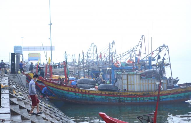 Nhiều tàu thuyền của ngư dân các tỉnh Thanh Hóa, Nghệ An, Quảng Nam tranh thủ cập cảng Cửa Sót, huyện Lộc Hà từ 26, 27 Tết để về quê kịp đón năm mới.