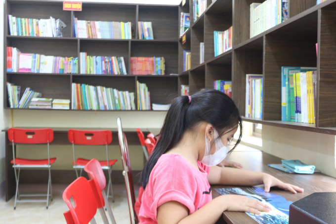 Phòng thư viện thu hút đông đảo học sinh đến học tập. Ảnh: Gia Hưng.