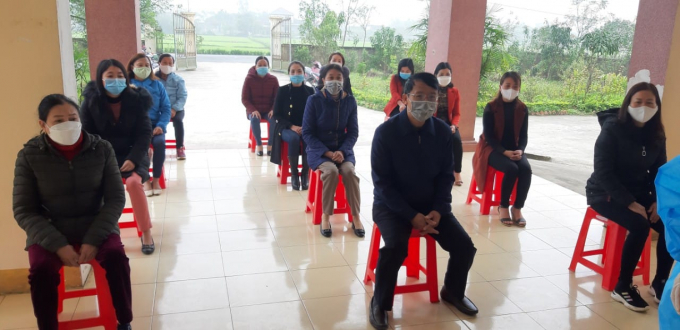 Cán bộ, viên chức ở huyện Thạch Hà xếp hàng chờ test Covid-19.