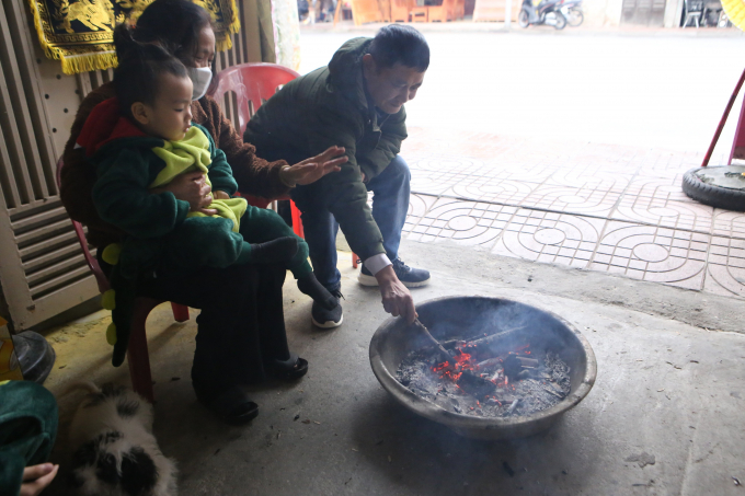 Dạo một vòng trên các tuyến đường như Nguyễn Du, Nguyễn Công Trứ, Xuân Diệu, Nguyễn Huy Tự… dễ dàng bắt gặp từng nhóm 3 đến 5 người ngồi bên bếp lửa sưởi ấm.