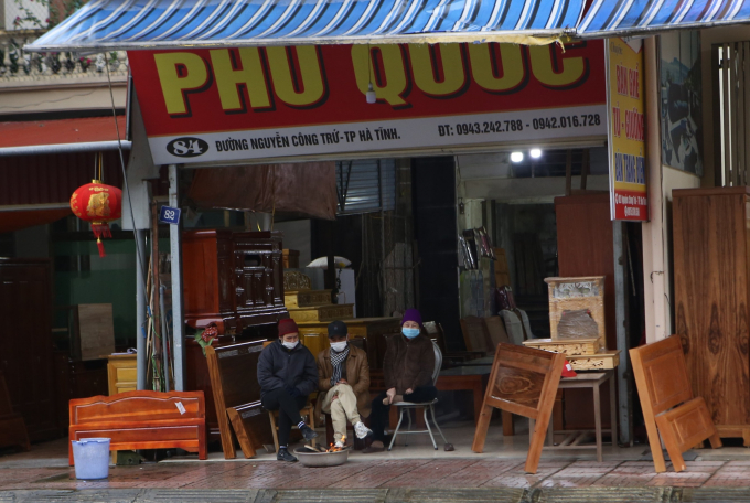 Phố kinh doanh bàn ghế, giường tủ đường Nguyễn Công Trứ hai ngày nay vắng khách như 'chùa bà Đanh' nhưng vẫn mở cửa. Để tránh rét, chủ các cơ sở mua than Lào về sưởi ấm.