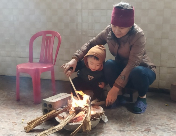 Bếp lửa cũng được bà Nguyễn Thị Bình, trú thị xã Hồng Lĩnh sử dụng để chống rét, bảo vệ sức khỏe cho cháu trai mới hơn 2 tuổi.