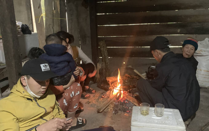 Còn ở xã Quang Diệm, huyện Hương Sơn, bếp lửa của gia đình chị Hồ Thị Thuận suốt một tháng nay luôn luôn đỏ lửa.