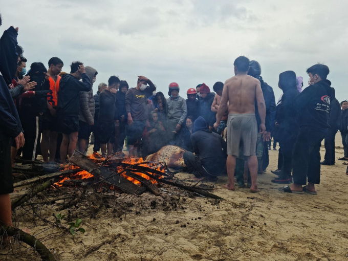 Đốt lửa sưởi ấm cho ngư dân sau khi đưa vào bờ.