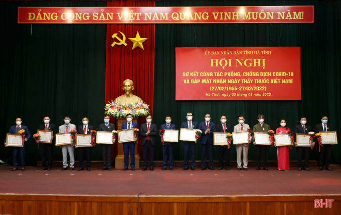 Sáng 25/2, lãnh đạo tỉnh Hà Tĩnh đã trao danh hiệu Thầy thuốc Ưu tú cho 14 cá nhân để tri ân đóng góp to lớn của đội ngũ y, bác sỹ. Ảnh: BHT.