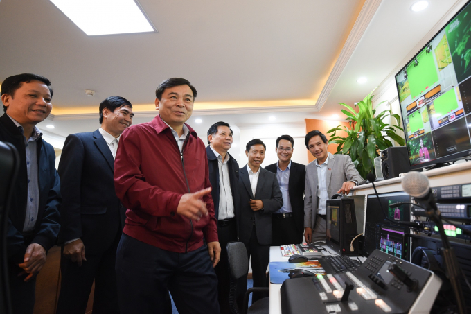 Thứ trưởng Bộ NN-PTNT Nguyễn Hoàng Hiệp (áo đỏ) thăm phòng sản xuất Bản tin truyền hình Nông nghiệp của Báo Nông nghiệp Việt Nam. Ảnh: Tùng Đinh