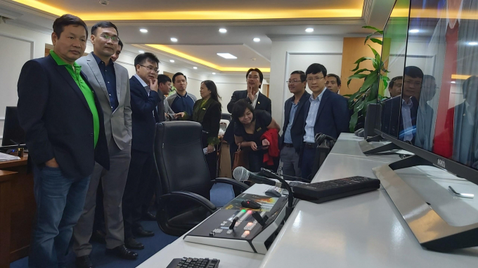 Chủ tịch Tập đoàn FPT Trương Gia Bình (ảnh trái) và các doanh nghiệp trong lĩnh vực nông nghiệp tham quan khu vực sản xuất bản tin truyền hình của Báo Nông nghiệp Việt Nam. Ảnh: Trần Anh