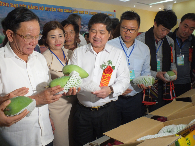 Thứ trưởng Lê Quốc Doanh (thứ 3 từ trái sang) dự Lễ công bố sản phẩm xoài Sơn La xuất khẩu sang thị trường Mỹ tháng 6/2019. Ảnh: Lê Bền.