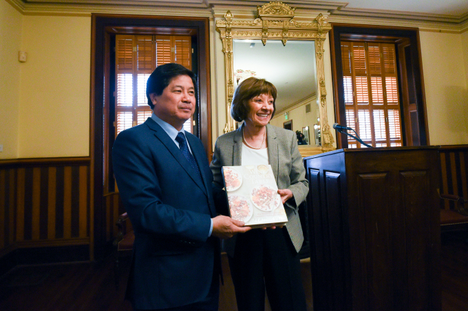 Thứ trưởng Lê Quốc Doanh và Bộ trưởng Nông nghiệp California Karen Ros trao quà lưu niệm  Ảnh: Trần Cao.