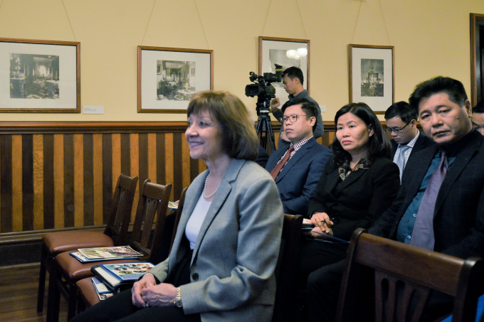 Bộ trưởng Nông nghiệp California Karen Ross và đoàn công tác Việt Nam lắng nghe, chia sẻ về những vấn đề nông nghiệp mà 2 bên cùng quan tâm. Ảnh: Trần Cao.