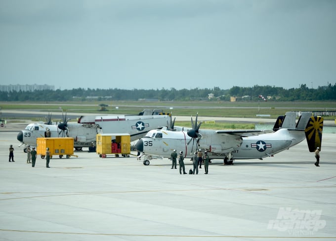 2 phi cơ C2A của Hải quân Mỹ tại sân bay Đà Nẵng sáng 4/3. Ảnh: Tùng Đinh.