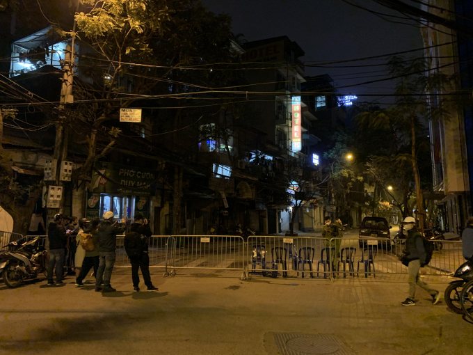 Tối 6/3, phố Trúc Bạch, quận Ba Đình, Hà Nội bị lực lượng chức năng phong tỏa. Ảnh: Nhật Quang.