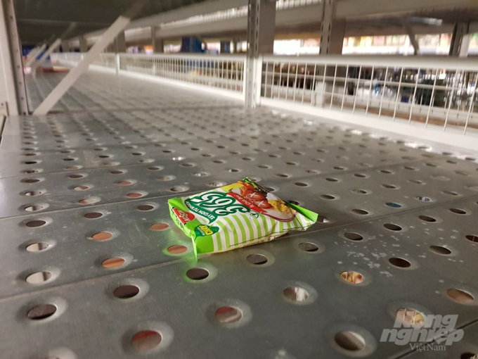 Người dân Hà Nội đổ xô đi mua thực phẩm khiến nguồn cung ở một số nơi tạm thời rơi vào tình trạng khan hiếm. Hình ảnh ở siêu thị Metro Tam Trinh (Hà Nội) sáng 7/3. Ảnh: Tùng Đinh.