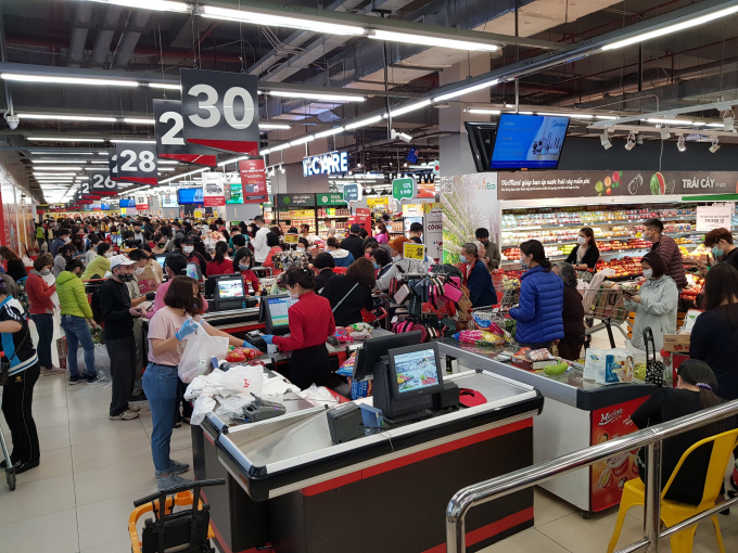Người dân Hà Nội đổ xô đi mua hàng ở các siêu thị từ đêm qua đến sáng nay (7/3). Ảnh: Đinh Tùng.