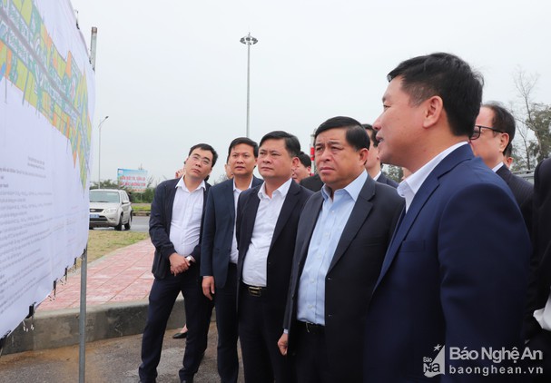 Bộ trưởng Nguyễn Chí Dũng (thứ 2 từ phải sang) và đoàn kiểm tra tiến độ của dự án Vinh - Cửa Lò ngày 6/3. Ảnh: Báo Nghệ An.