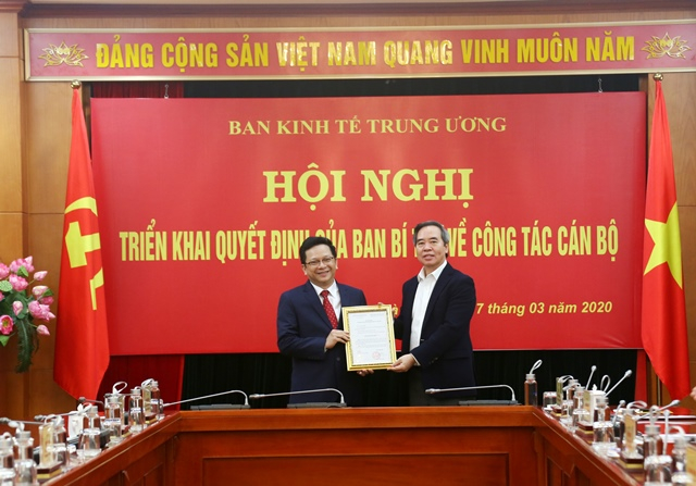 Ông Nguyễn Văn Bình, Trưởng Ban Kinh tế Trung ương trao quyết định cho ông Nguyễn Đức Hiển (trái). Ảnh: Kinhtetrunguong.vn.