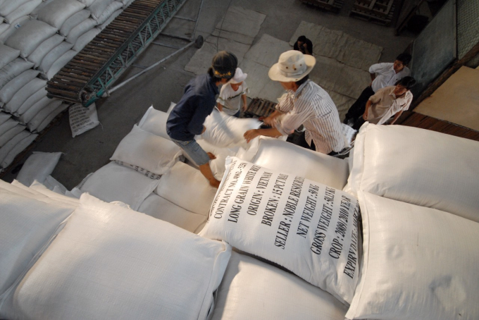 Lượng gạo tồn kho tại các doanh nghiệp khá lớn, do quy định về hạn ngạch xuất khẩu gạo trong tháng 4 và tháng 5. Ảnh: Lê Hoàng Vũ.