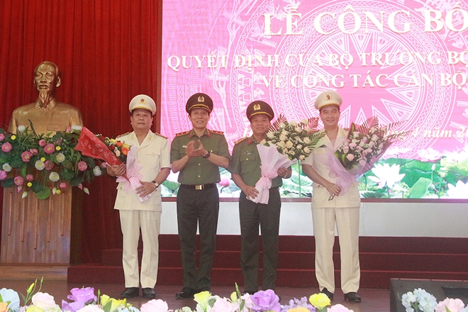 Thứ trưởng Bộ Công an Lương Tam Quang (thứ 2 từ trái sang) trao quyết định bổ nhiệm nhân sự Giám đốc và Phó giám đốc Công an tỉnh Hưng Yên. Ảnh: VGP.