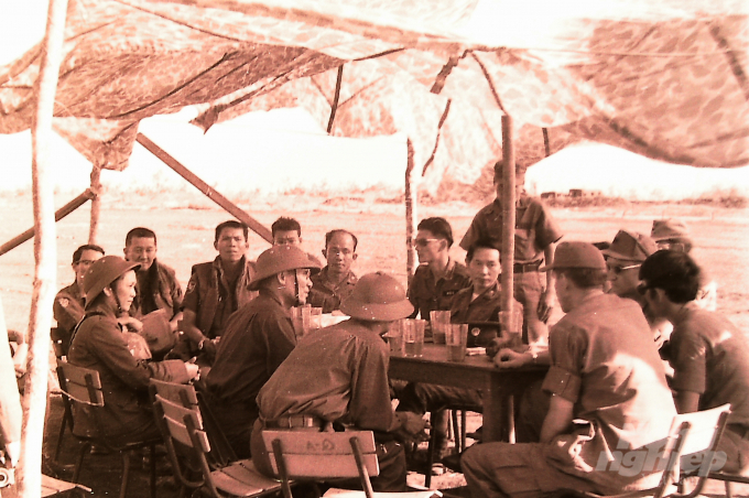 Họp bàn trước lúc trao đổi tù binh năm 1973. Tác giả Đỗ Kết được chọn để đào tạo làm phóng viên ảnh chiến trường và được biên chế về Cục Chính trị quân giải phóng miền Nam B2. Địa bàn tác nghiệp là các tỉnh miền Đông Nam Bộ.