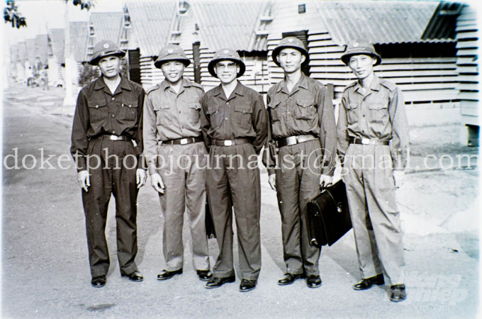 Tướng Trần Văn Trà (giữa) ở trại Davis.