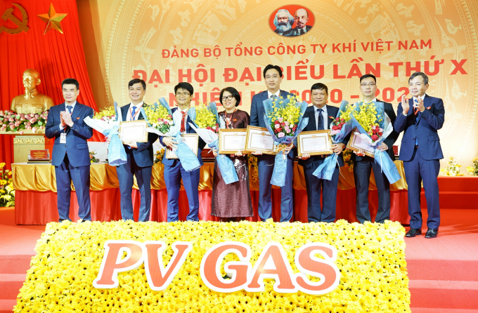 Khen thưởng các Bí thư xuất sắc của các chi/đảng bộ trực thuộc PV GAS đã có nhiều thành tích trong nhiệm kỳ 2015-2020. Ảnh: TL.