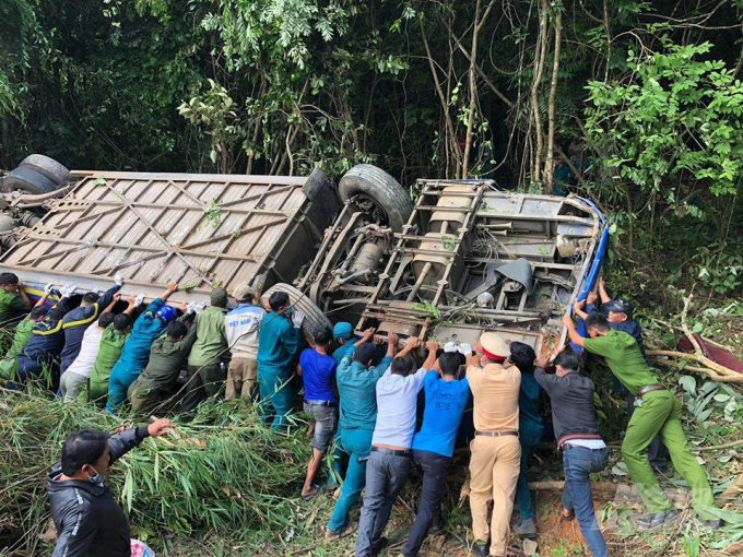 Người dân nỗ lực cứu các nạn nhân. Ảnh: Tuấn Anh.