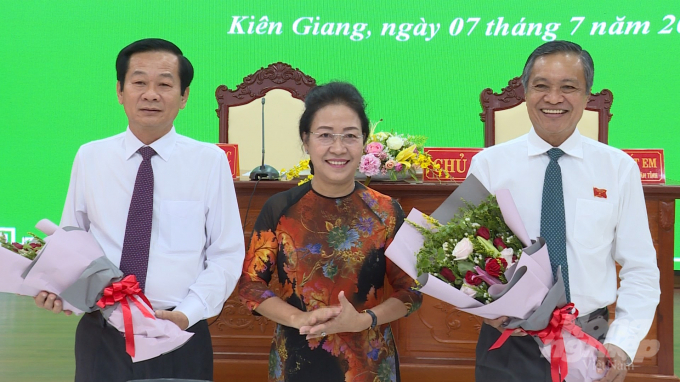 Ông Đỗ Thanh Bình (trái) được bầu giữ chức Chủ tịch UBND tỉnh Kiên Giang. Ảnh: ĐTC.