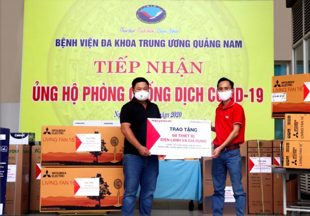 Đại diện Nguyễn Kim trao tặng hiện vật cho Bệnh viện Đa khoa Trung ương Quảng Nam. Ảnh: CR.