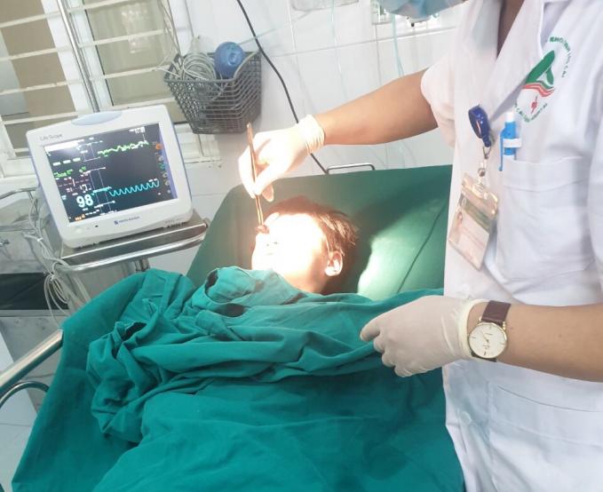 Các bác sĩ Bệnh viện Đa khoa tỉnh Lào Cai cấp cứu cho bệnh nhi bị chấn thương do quạt trần rơi. Ảnh: TQ.