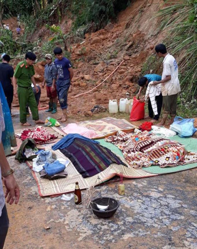 Toàn bộ thi thể 6 người trong một gia đình bị sạt lở vùi lấp ở Quảng Trị đã được tìm thấy. Ảnh: LKC.
